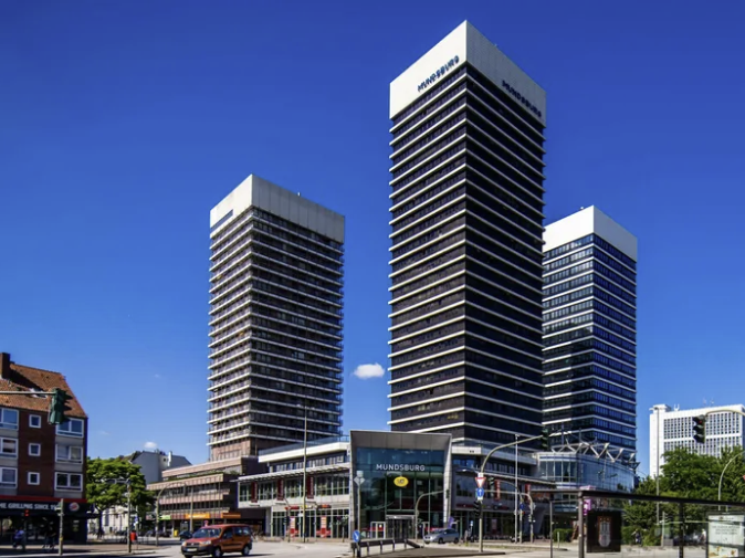 Ein sonniger Tag zeigt die beeindruckenden Mundsburger Hochhäuser in Hamburg