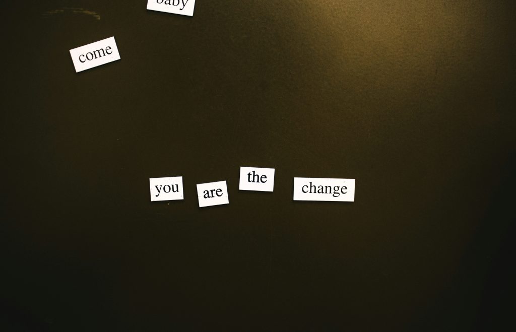 In Schnibsel mit 'You Are the Change' auf dunklem Hintergrund - Inspirierende Botschaft zur Selbstempowerment und Veränderung"